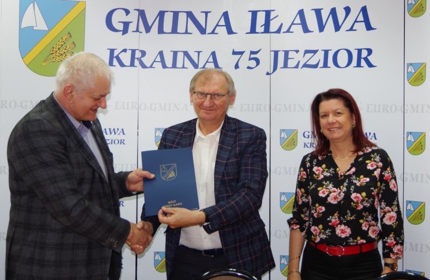 Dziś w siedzibie Urzędu Gminy w Iławie podpisano umowę dotyczącą przebudowy drogi gminnej w Kałdunach.