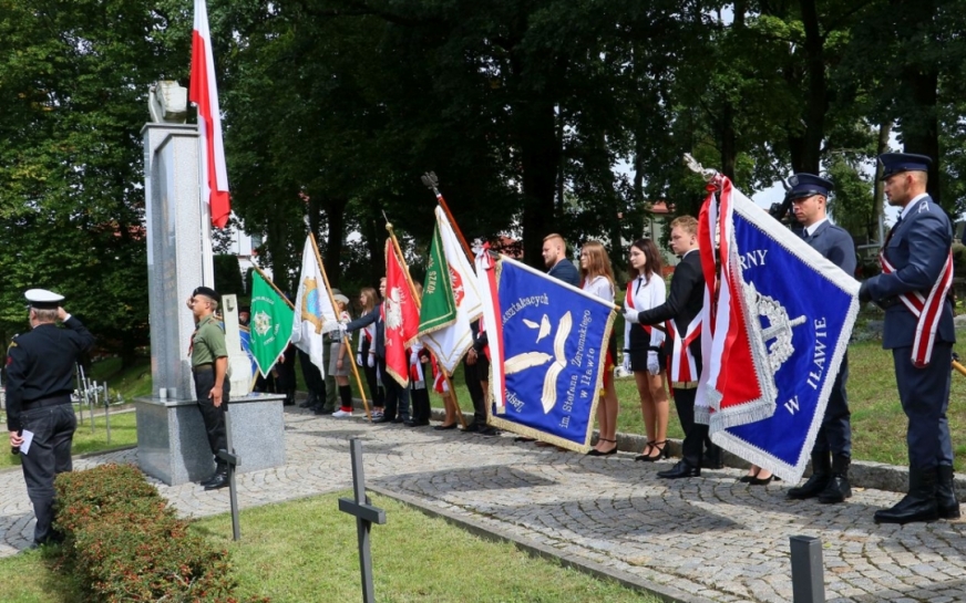 Zdjęcie pocztów sztandarowych podczas ubiegłorocznej uroczystości na cmentarzu komunalnym w Iławie.