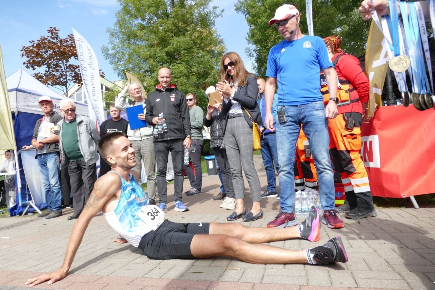 Tutaj radość Adriana Przybyły, biegacza z Iławy, który podczas dzisiejszego Iławskiego Półmaratonu wywalczył tytuł mistrza Polski w półmaratonie wśród amatorów.