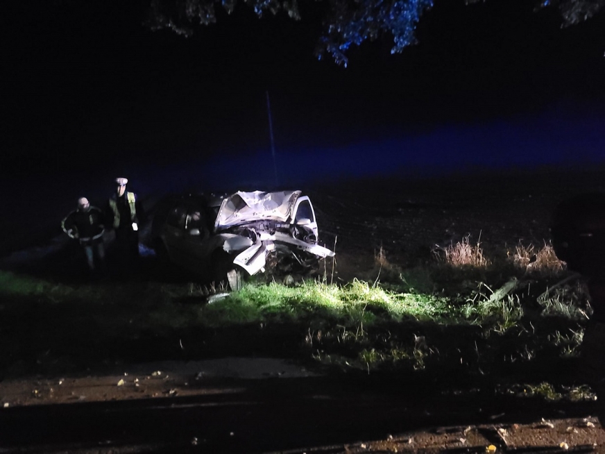 Samochód osobowy znajdował się na polu po tym, jak rozbił się na drodze z Laseczna do Gulbia.