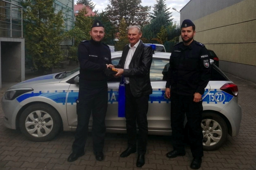 Wójt Krzysztof Harmaciński przekazał iławskiej policji nowe AlcoBlow.