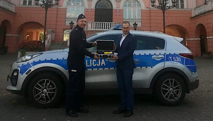 Burmistrz wręcza nowe alkomaty Komendantowi Powiatowemu Policji w Iławie.