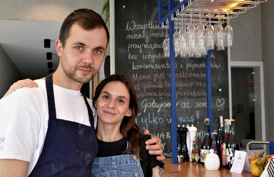 Filip Szpakowski i jego narzeczona Nadia Wasilcow - właściciele nowego Bistro Czapla w Iławie. - My tutaj żyjemy jedzeniem, żyjemy tą restauracją - mówi Filip.