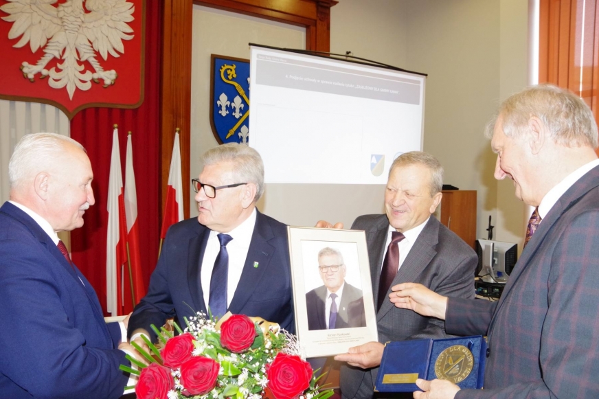 Na tym zdjęciu Roman Piotrkowski gratuluje Gustawowi Markowi Brzezinowi. Obok radny Aleksander Konecki z Gałdowa i wójt Krzysztof Harmaciński.