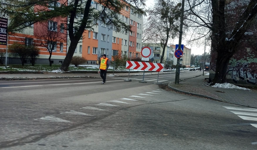 Na razie został zamknięty jeden pas ruchu (w kierunku ulicy Sobieskiego).