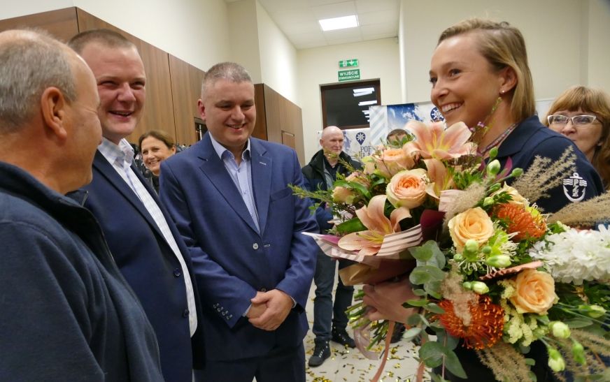 Agata Barwińska odbiera gratulacje od Adama Liedtke, przewodniczącego iławskiego Stowarzyszenia Sportów Wodnych.