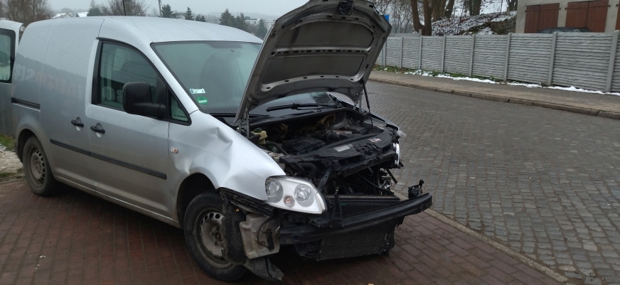 Jak się okazało, kierujący pojazdem marki Volkswagen Caddy podczas włączania się do ruchu zderzył się z pojazdem marki Ford Focus.