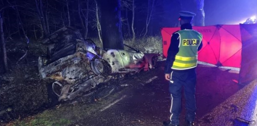W wypadku zginął 19-letni kierujący oraz 17-letnia pasażerka - mieszkańcy gminy Stary Dzierzgoń. Ich zwęglone ciała ratownicy znaleźli w kompletnie rozbitym samochodzie, po ugaszeniu pożaru auta.