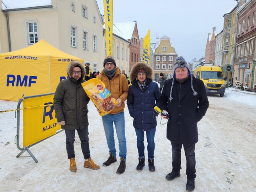 Na zdjęciu organizator akcji Mirosław Korzeń (z karmą) z zespołem Enej i Piotrem Bułakowskim, reporterem radia RMF FM w Olsztynie.