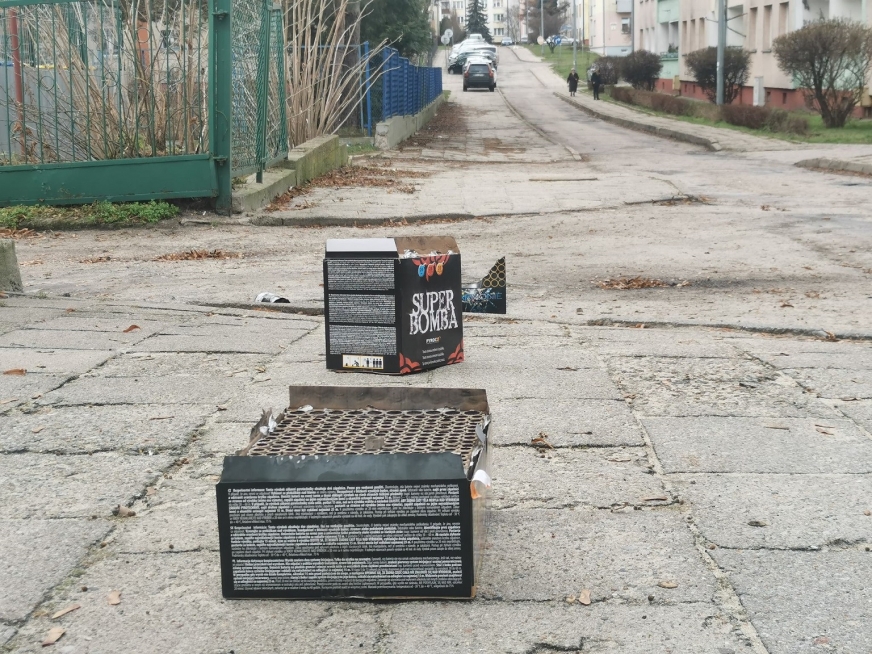 Na zdjęciu odpady po fajerwerkach na ulicy Obrońców Westerplatte, w centrum miasta.