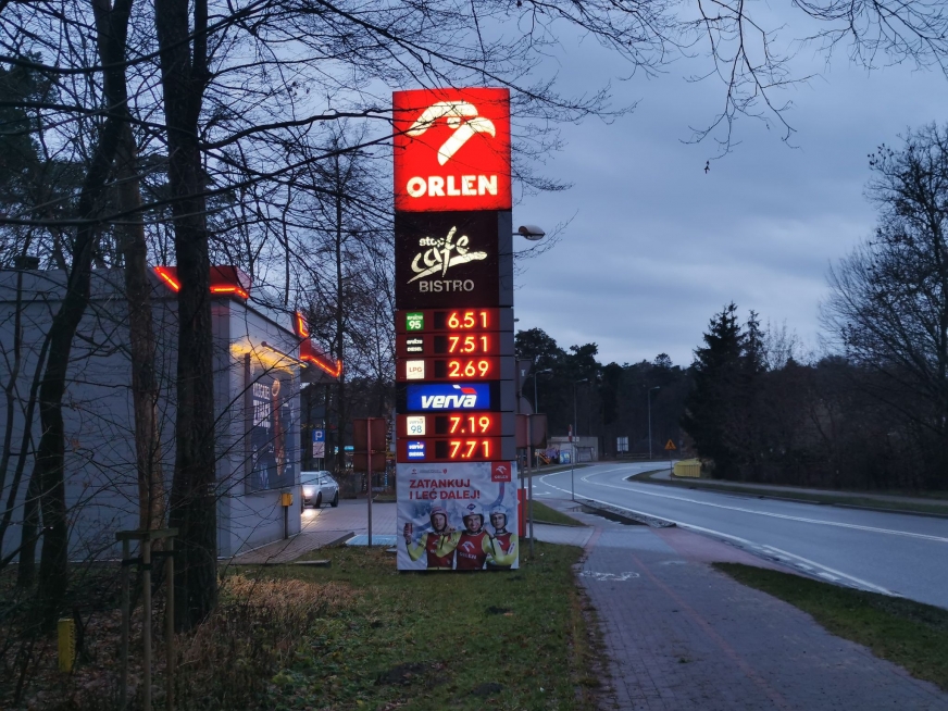 Iława. Stacja paliw Orlen na ulicy Sienkiewicza. Na zdjęciu ceny paliw z 31 grudnia.