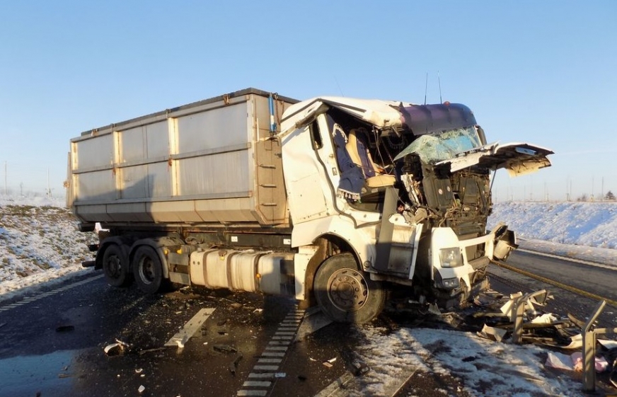 Uszkodzenia jednej z ciężarówek, która wzięła udział w niedzielnym zdarzeniu na nowomiejskiej obwodnicy.