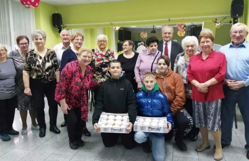 Ze słodkim poczęstunkiem chłopcy zajrzeli m.in. do seniorów w iławskiej 