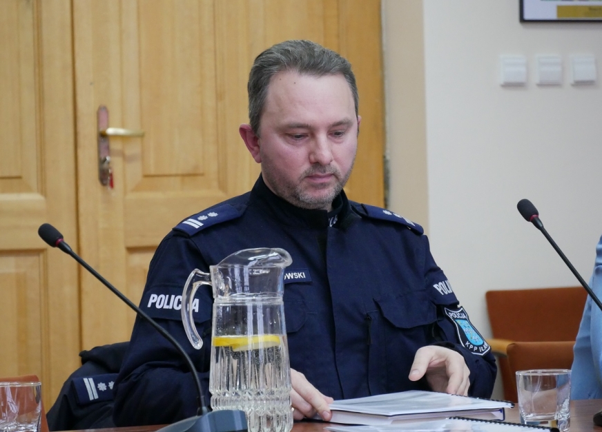 Komendant Powiatowy Policji w Iławie mł. insp. Waldemar Pankowski na poniedziałkowym posiedzeniu miejskiej komisji.