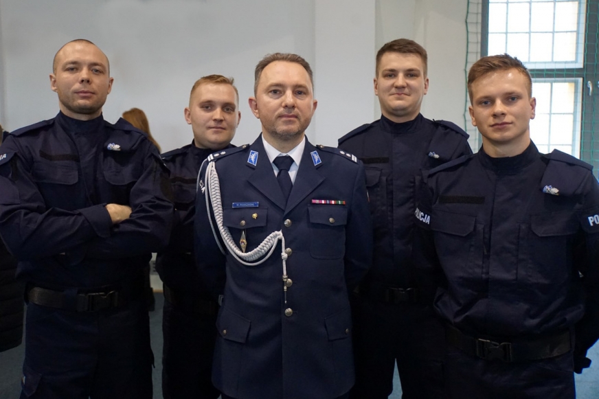 Nowi policjanci w towarzystwie mł. insp. Waldemara Pankowskiego, Komendanta Powiatowego Policji w Iławie (w środku).