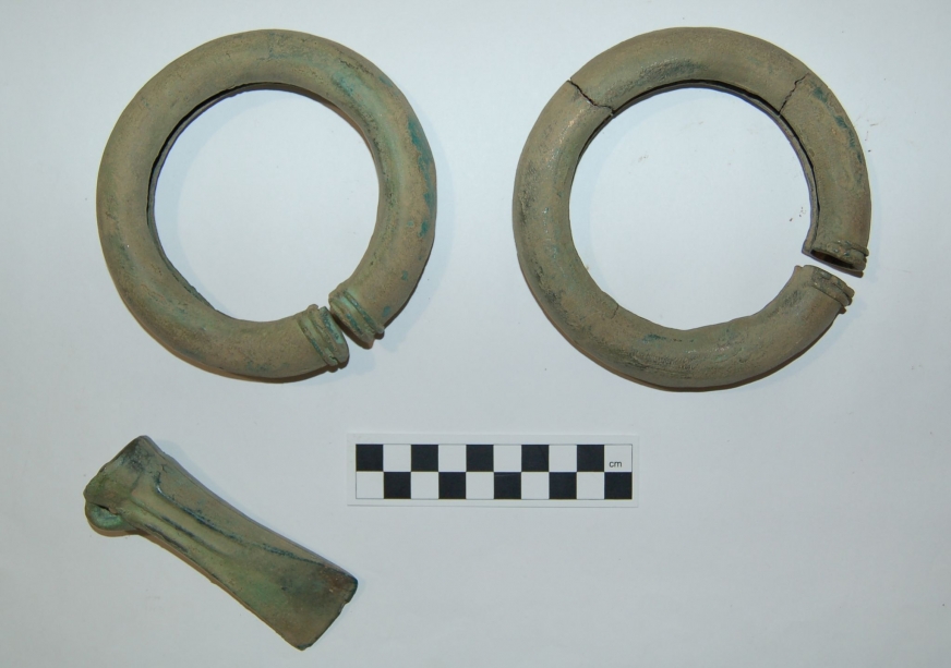 Na skarb, pochodzący z przełomu epok brązu i żelaza, składają się siekierka i dwie bransolety.