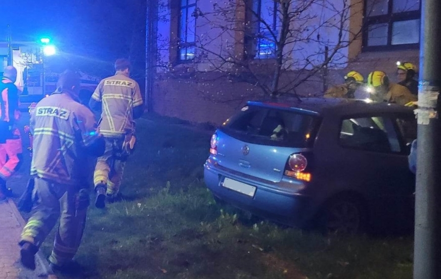 Minionej nocy kierująca volkswagenem 18-latka uderzyła w budynek hali sportowej szkoły podstawowej w Suszu!