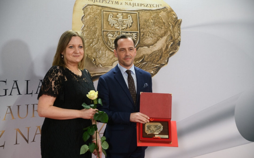 Dyrektor Powiatowego Urzędu Pracy w Iławie Agata Steiner-Dembińska oraz Michał Młotek, jej zastępca, z nagrodą dla PUP Iława.