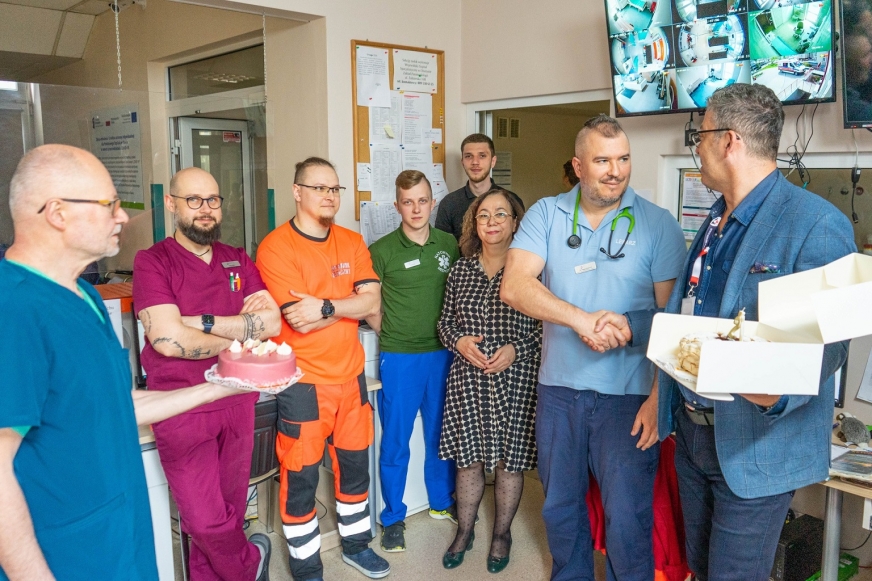 Dyrektor szpitala Jacek Zachariasz składa życzenia lek. med. Grzegorzowi Piwowarczykowi, koordynatorowi iławskiego SOR-u.