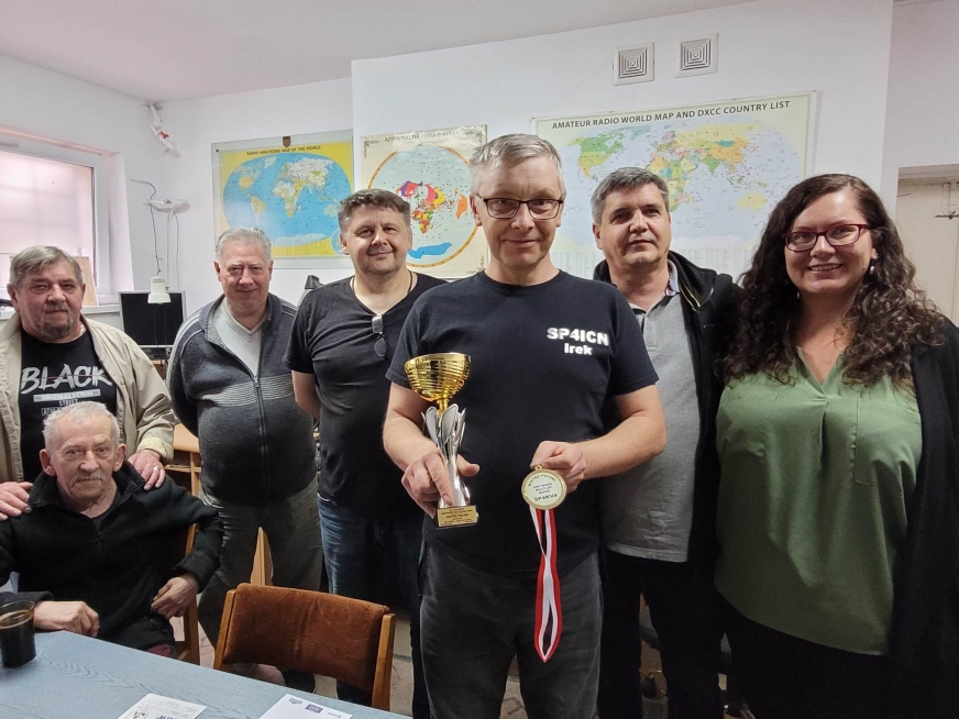 Członkowie Iławskiego Klubu Krótkofalarskiego SP4KVA cieszą się z kolejnego wspólnego sukcesu. Z pucharem - prezes Ireneusz Słusznik.