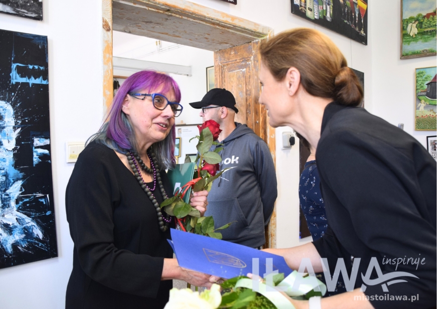 Ewa Wiśniewska Orlicka przyjmuje gratulacje od Zastępcy Burmistrza Iławy Doroty Kamińskiej.