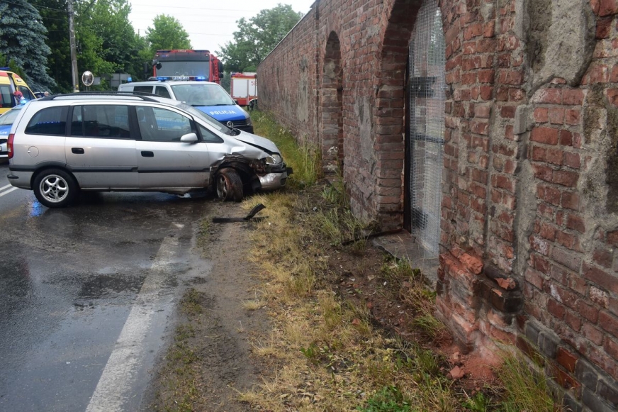 W Łąkach Bratiańskich kierujący oplem zjechał z jezdni, uderzając autem w bramę klasztorną.