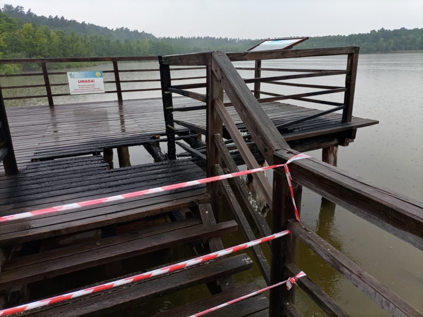 Rekreacyjny pomost na Jeziorze Płaskim w Jerzwałdzie w gminie Zalewo został podpalony. Do czego jeszcze posuną się wandale?!