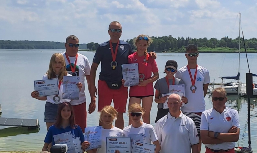Julia Agnieszczak z Iławy na najwyższym stopniu podium żeglarskich mistrzostw Polskiego Stowarzyszenia Klasy Optimist do lat 13; brawo!
