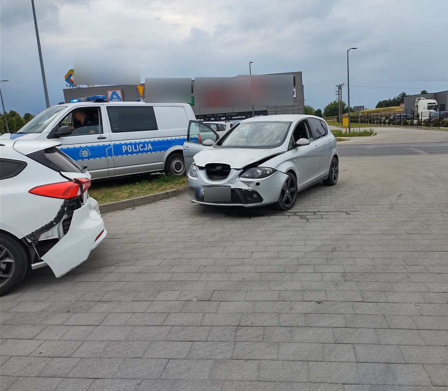 Do kraksy z udziałem trzech aut doszło w Iławie w piątkowe popołudnie.