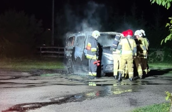 W poniedziałkową noc w Starzykowie doszczętnie spłonął bus marki Mercedes. Teraz iławska policja sprawdza, czy to było podpalenie.