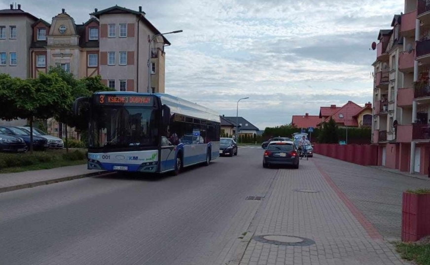 Autobus i seat zderzyły się na ulicy Odnowiciela w Iławie.