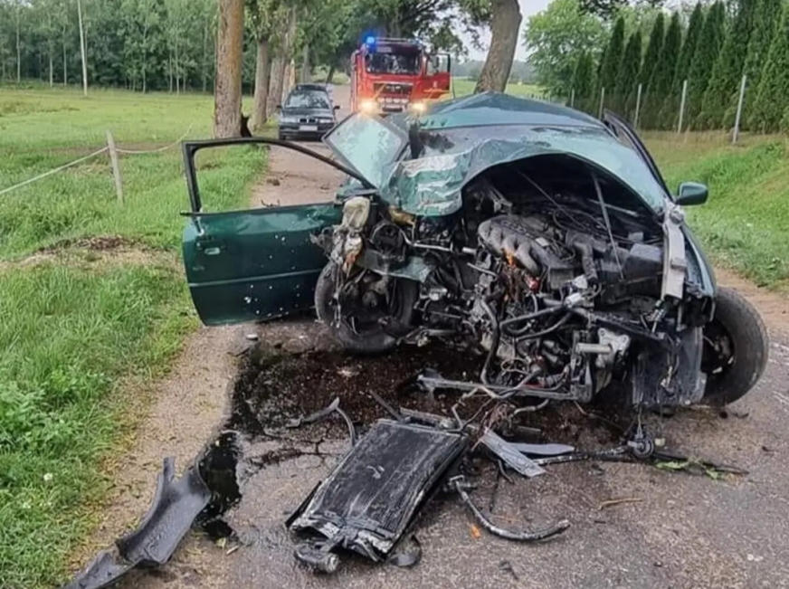 Groźny wypadek w Janikach Wielkich. Audi uderzyło w przydrożne drzewo.
