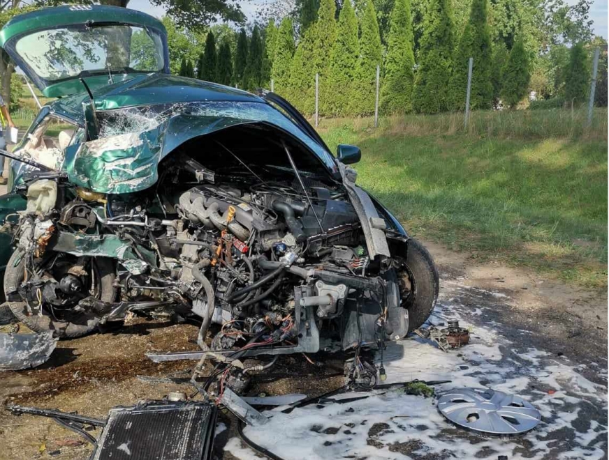 Audi zostało kompletnie rozbite! Niedzielny wypadek w Janikach Wielkich w gminie Zalewo.