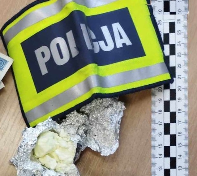 Narkotyki znalezione w miejscu zamieszkania poszukiwanego przez wymiar sprawiedliwości 28-letniego mieszkańca gminy Kisielice.