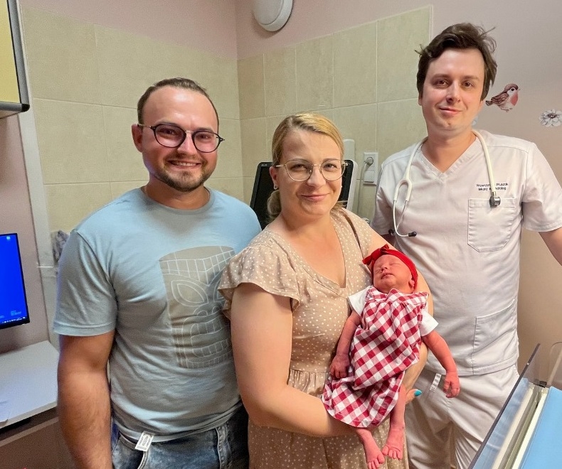 Malutka Gaja była pierwszą pacjentką Poradni Neonatologicznej w Powiatowym Szpitalu w Iławie. Na zdjęciu z rodzicami i doktorem Wawrzyńcem Pruszakiem.