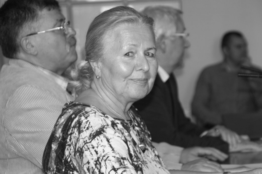 Śp. Elżbieta Lewandowska. Na zdjęciu jest na sesji Rady Miejskiej w Iławie.