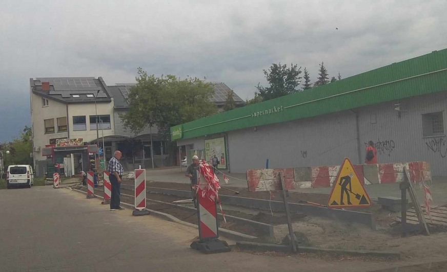 Iława, ul. Kopernika. Kontrowersje wokół budowy nowej ścieżki rowerowej - kosztem miejsc parkingowych.
