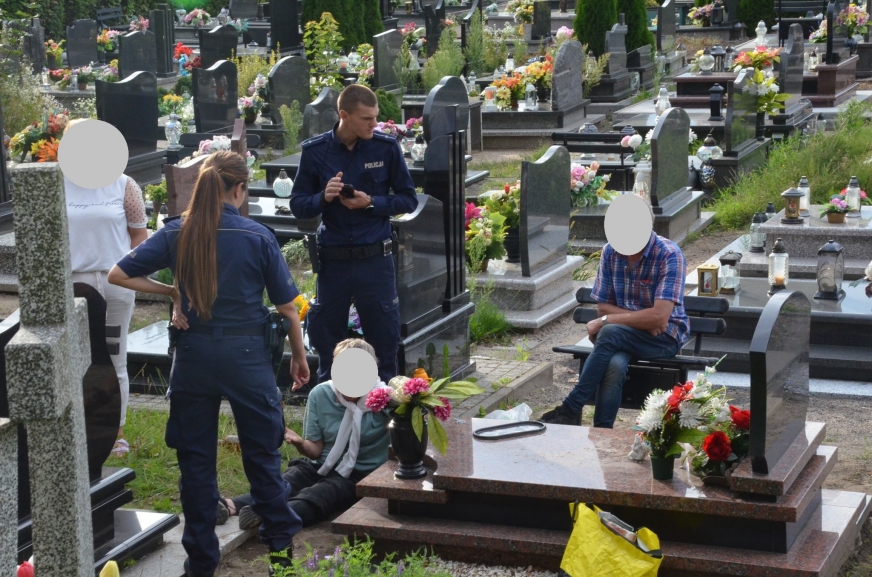 Nietypowa interwencja policji na cmentarzu w Iławie.
