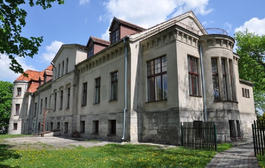 Zabytkowy pałac w Czachówkach - wystawiony na sprzedaż.