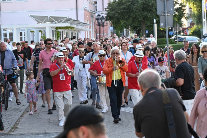 Jazzowa parada z The Warsaw Dixielanders inauguracyjnym akcentem 52. Złotej Tarki w Iławie.