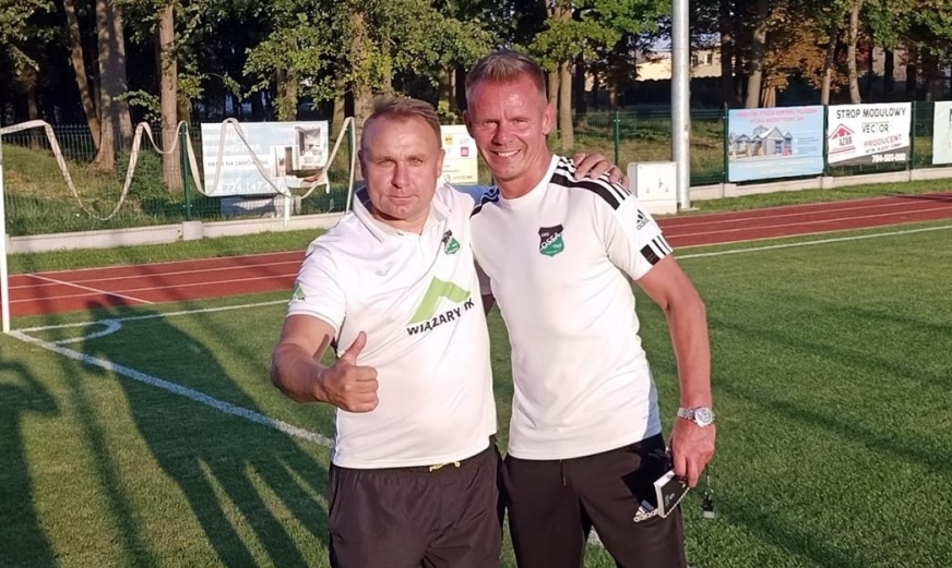 Po prawej zadowolony po zwycięstwie z Drwęcą Nowe Miasto Lubawskie trener Ossy Biskupiec Remigiusz Sobociński.