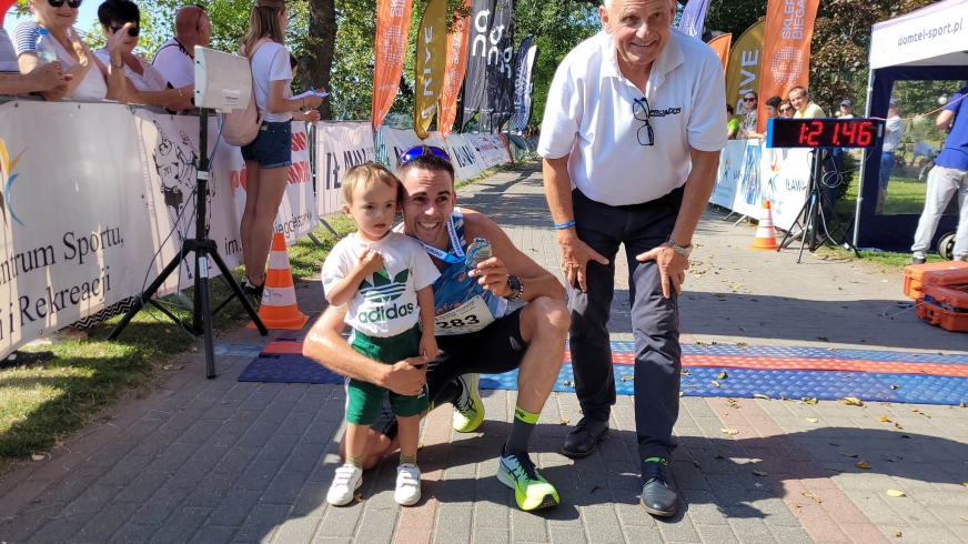 Adrian Przybyła zwycięzcą 13. Iławskiego Półmaratonu! Na zdjęciu z synkiem Julianem i maratończykiem Januszem Królikowskim.