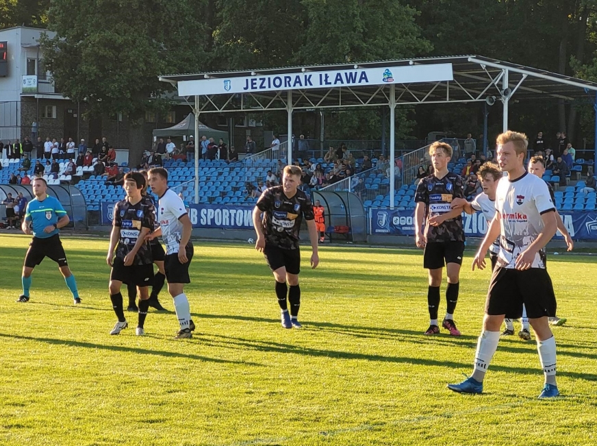 Słaby i nieudany mecz Jezioraka Iława - niebiesko-biali przełykają dzisiaj gorycz porażki z jedną ze słabszych drużyn IV ligi.