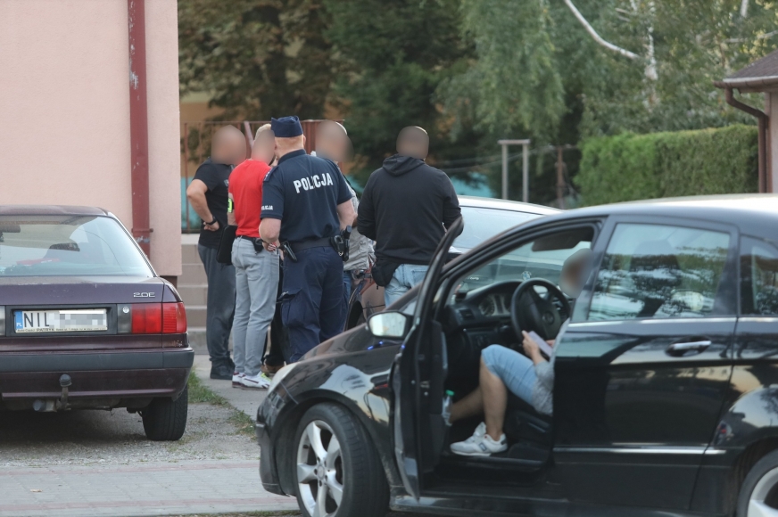 Kierujący BMW nie zachował bezpiecznej odległości od poprzedzającego pojazdu i uderzył w mercedesa. W trakcie czynności okazało się, że mieszkaniec Iławy (będący policjantem) kierował samochodem, mając 1,8 promila alkoholu w organizmie. 