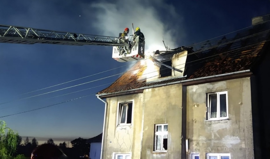 Aż 9 osób trafiło do szpitala po dramatycznym pożarze w Jegłowniku.