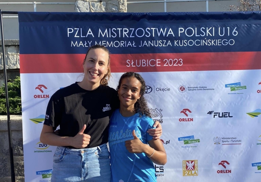 Trenerka Aneta Ostanek i Kinga Barica, która zajęła piąte miejsce w Polsce w biegu na 300 metrów w kat. U-16