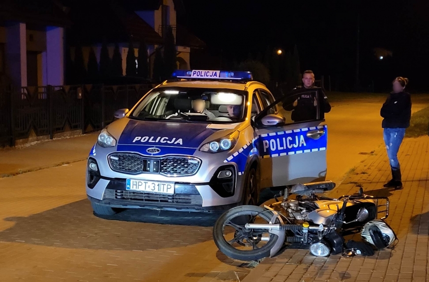 Nastolatek, który kierował motocyklem pomimo braku uprawnień, zatrzymany po wieczornym policyjnym pościgu w Suszu.