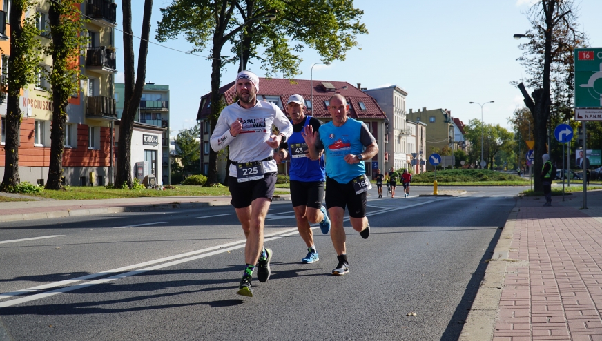 Ulica Kościuszki - biegacze na trasie 