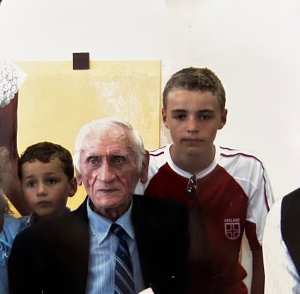 Zdjęcie sprzed lat, wykonane w szkole podstawowej w Grabowie. Od lewej: Sebastian Grubalski, Kazimierz Górski i Dawid Grubalski