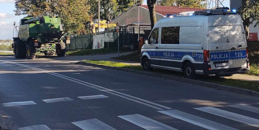 Iława, ulica Biskupska. Policyjna interwencja wobec kierującego kombajnem - sprawcy kolizji drogowej.